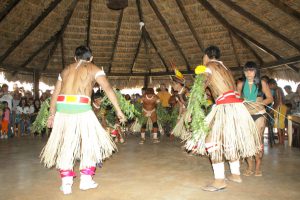 Índios dançando na inauguração da Casai em 2011