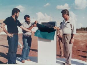 Ex prefeito de canarana Francisco de assis inaugurando Cohab 1988
