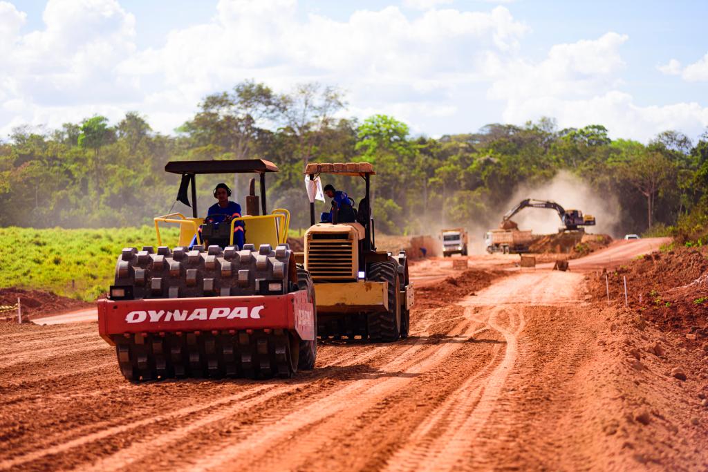 As melhorias de infraestrutura em logística seguem em ritmo acelerado com a construção de rodovias em todas as regiões do Estado de Mato Grosso