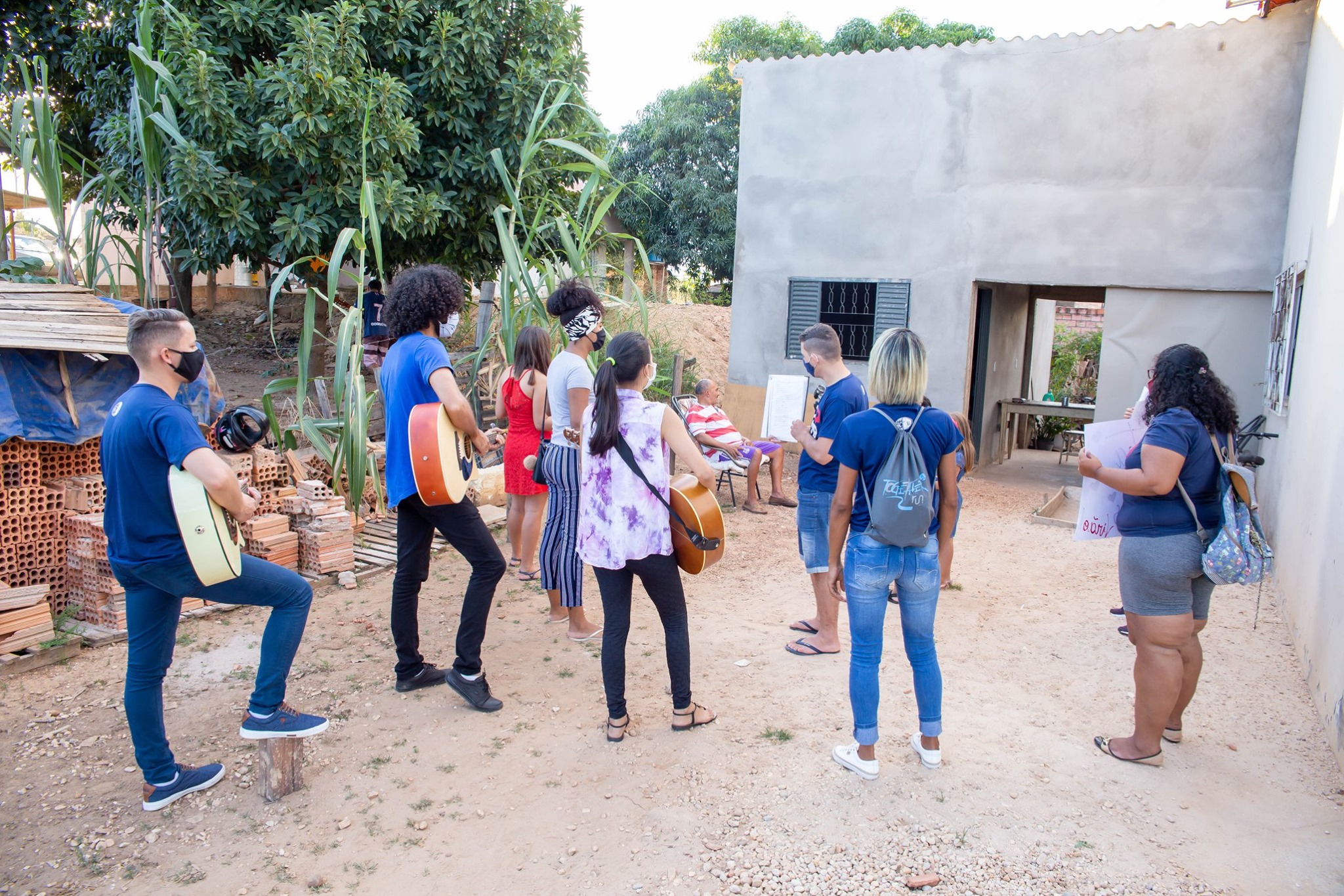 Um grupo de jovens promoveu oração e levou a palavra de Deus a casas de pessoas em isolamento social no interior do Mato Grosso