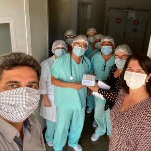O Sicredi Araxingu fez a entrega de uma bomba de infuso para o Hospital Municipal de Canarana e de mimos para os profissionais da sade de Querncia.