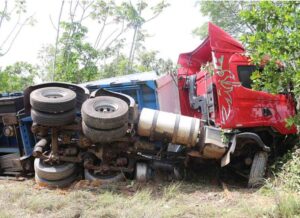 Um acidento foi registrado na BR-158, a aproximadamente 10 km de Água Boa. Uma carreta carregada com cerveja saiu fora da pista e capotou.